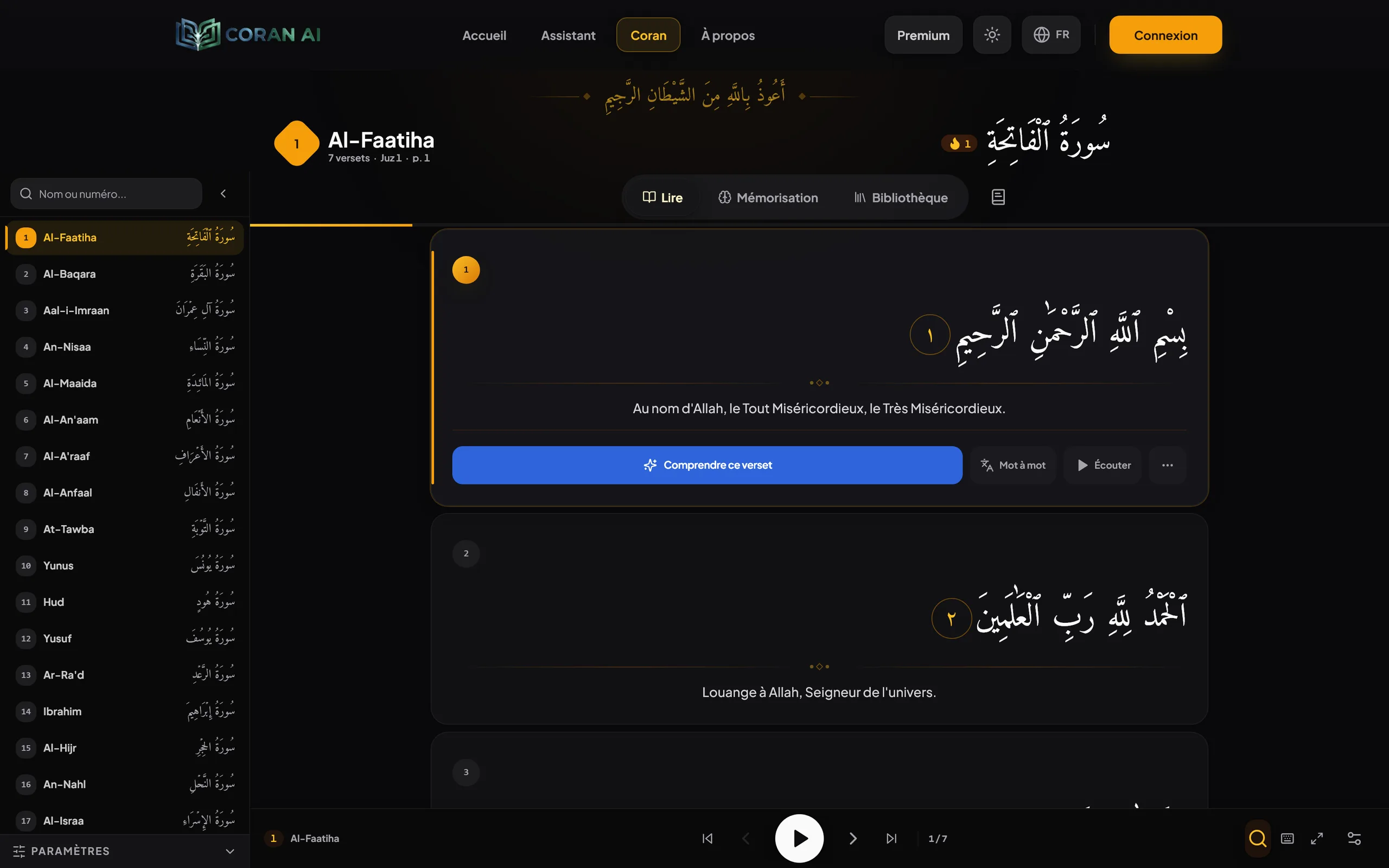 Le lecteur de Coran AI ouvert sur la sourate Al-Fatiha : texte du Mushaf, traduction sous chaque verset et lecteur audio