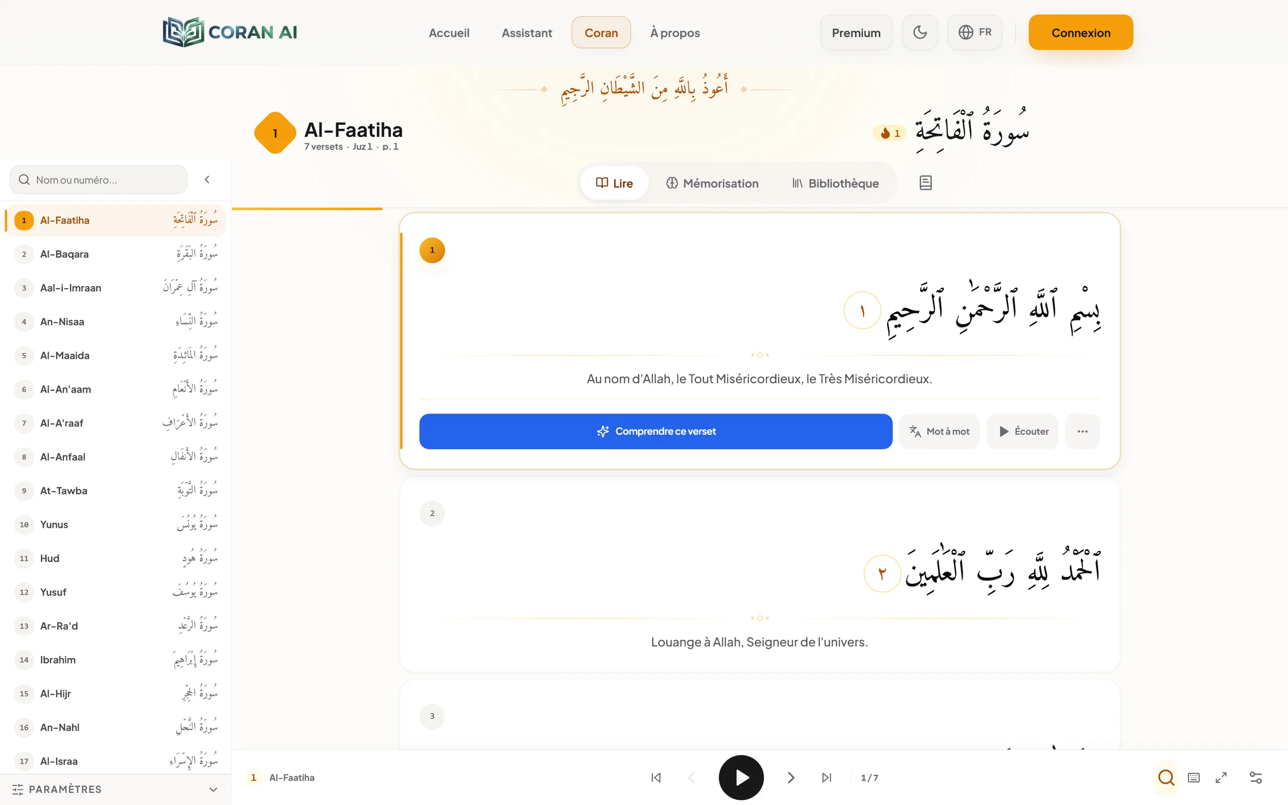 Le lecteur de Coran AI ouvert sur la sourate Al-Fatiha : texte du Mushaf, traduction sous chaque verset et lecteur audio